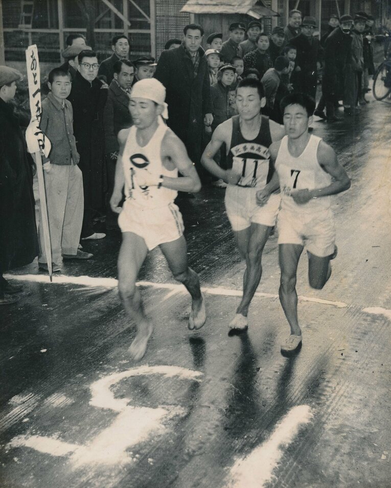 高校時代、激走する田中茂樹（写真中央・本人提供）