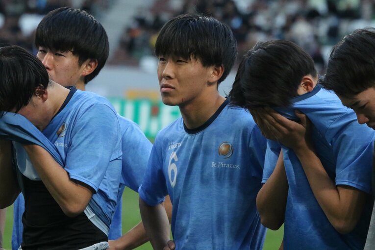 悔しそうな表情を見せる近江高校　©︎Takahito Ando