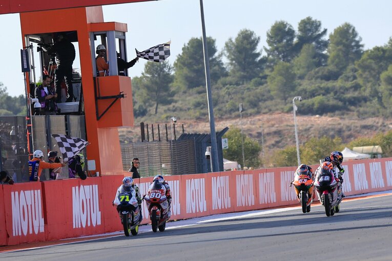 バレンシアGPでトップチェッカーを受ける佐々木　©Satoshi Endo