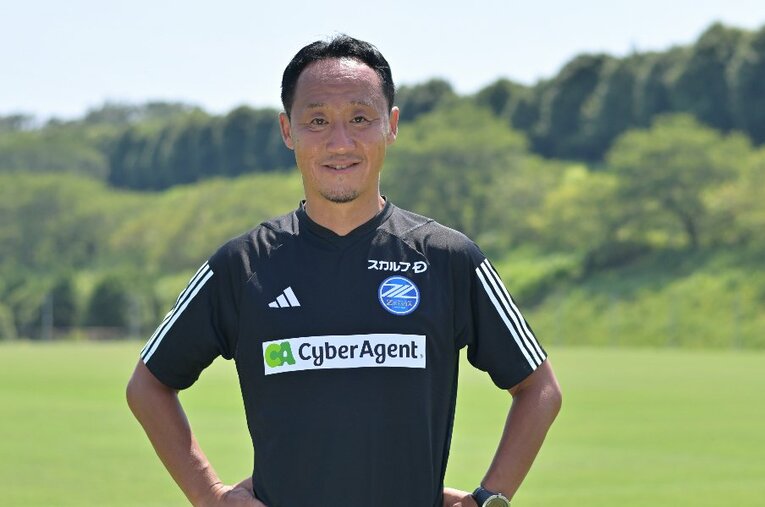 今季から町田で指揮を執る黒田剛監督（53歳）。昨季15位だったチームをどうやって変えたのか？ ／ photograph by Hideki Sugiyama