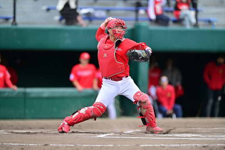 社会人野球のフィールドでプレーを続ける佐々木　写真は室蘭シャークス提供