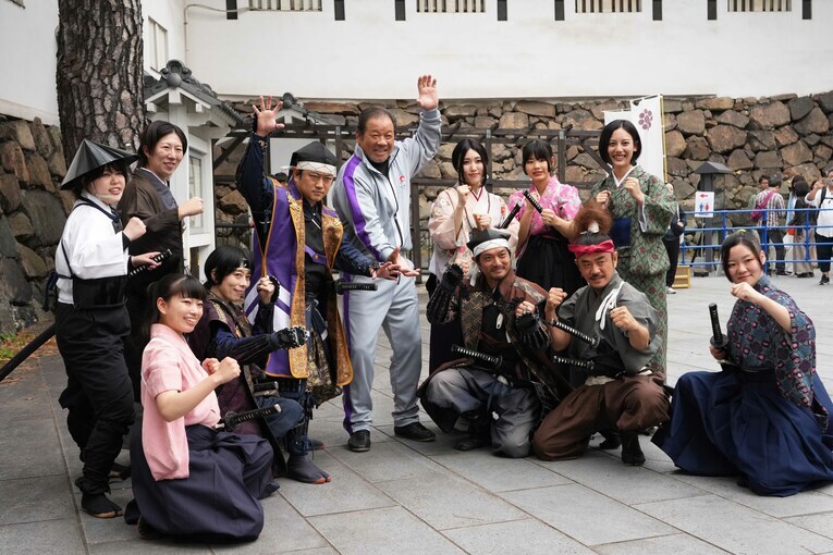 小倉城武将隊と写真に収まる藤波辰爾　©Essei Hara