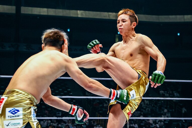 久保はいきなり前蹴りを見舞ってきた　©RIZIN FF Susumu Nagao