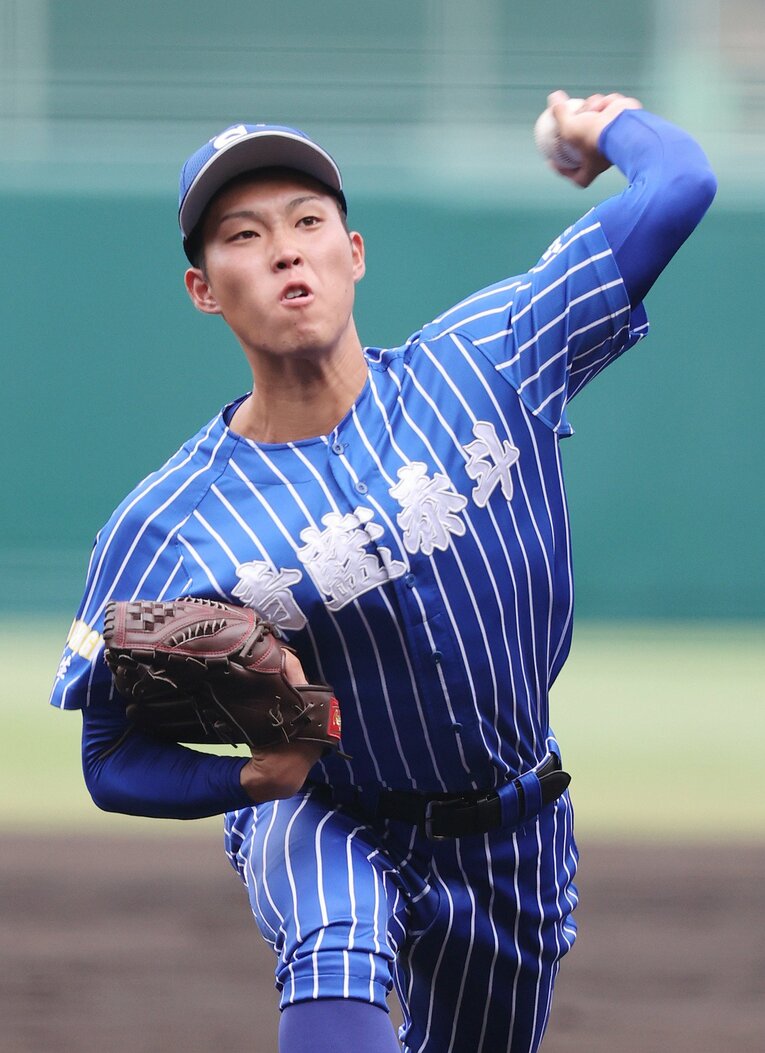 青藍泰斗（私立）。ブルーに白いストライプが入った派手なユニフォームで話題に　©JIJI PRESS