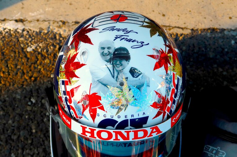 最終戦アブダビGPで角田がかぶったヘルメット。頭頂部にトスト代表との幸せな時間を捉えた写真がプリントされている ／ photograph by Masahiro Owari