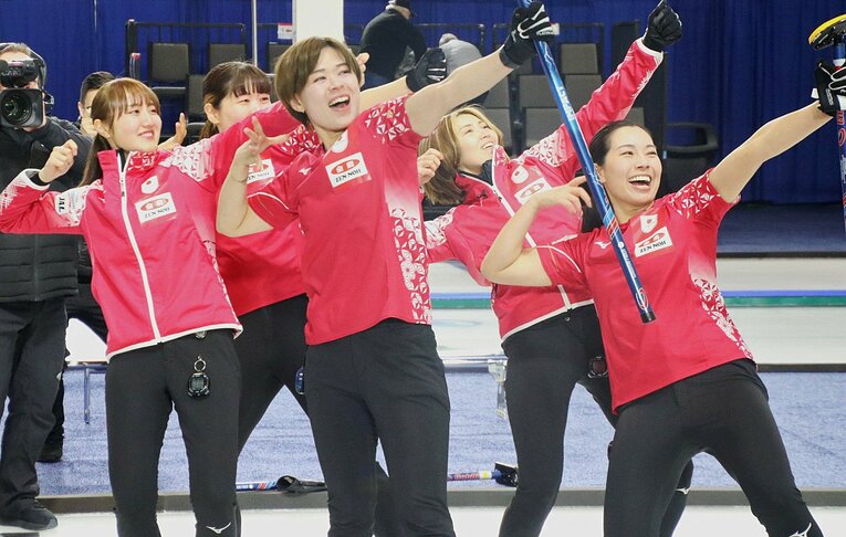 五輪出場を決め喜ぶ日本代表・フォルティウスの選手たち【スワイプするとそのほかの写真もご覧になれます】　©JIJI PRESS