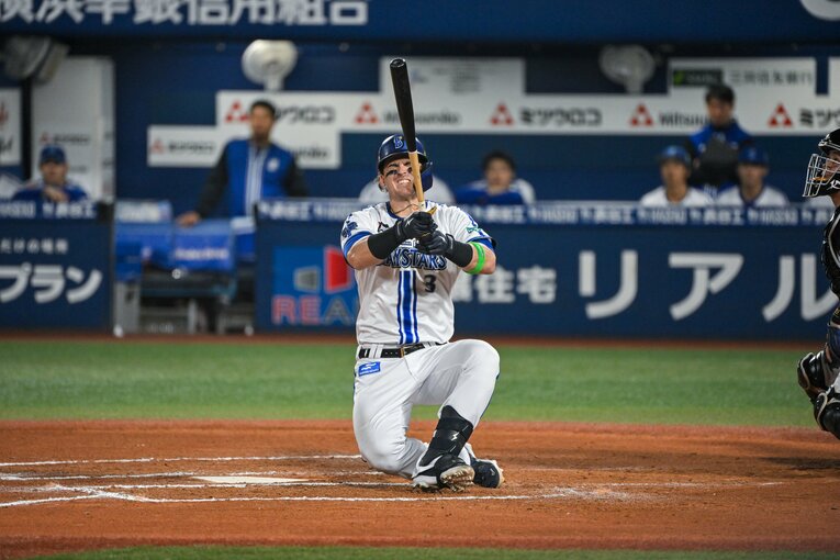 第1戦で自打球を左足に当て第2戦はベンチ外となったDeNAのタイラー・オースティン。第3戦での出場はあるか　©︎Nanae Suzuki
