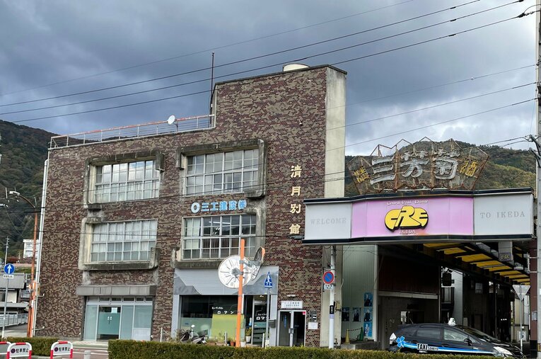 阿波池田駅から正面に立つ阿波池田駅前商店街（アーケード） ©Aogu Tanaka