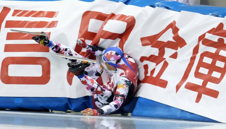 昨年12月の北京五輪選考会は最終コーナーで転倒するも、立ち上がり最後まで滑りきった ©KYODO