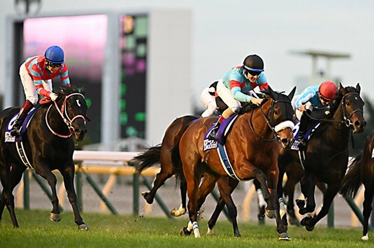 ジャパンカップを制したアーモンドアイ（中央）。コントレイル（左）とデアリングタクトが続き、3強ワンツースリーで幕を下ろした ／ photograph by Keiji Ishikawa