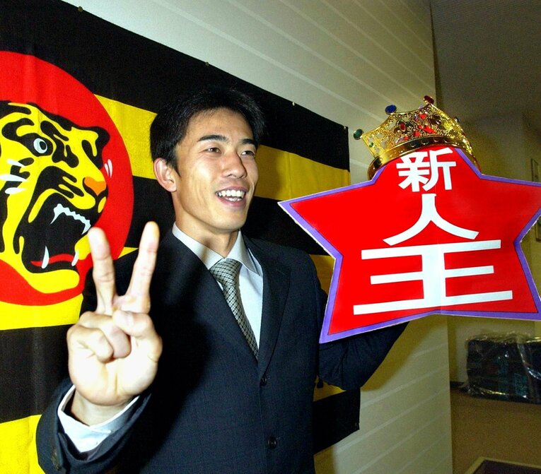 セ・リーグ新人王に選ばれてニッコリのF1セブン「1号車」赤星憲広。2001年、ルーキーだった赤星は39盗塁で盗塁王も獲得　©Sankei Shimbun