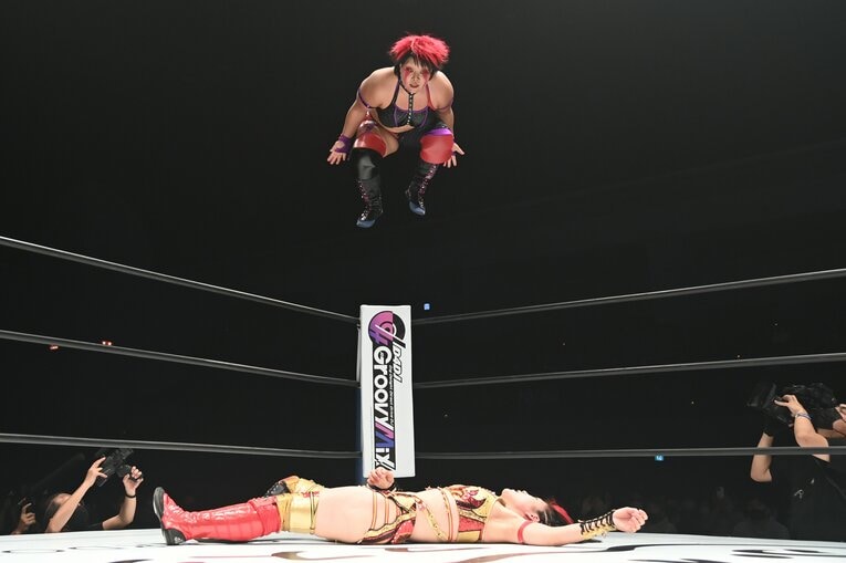 コーナーからダイブする刀羅ナツコ