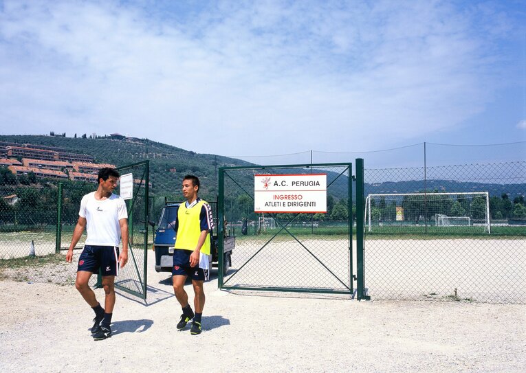 練習からチームメイトと帰宅する中田英寿　©Naoya Sanuki