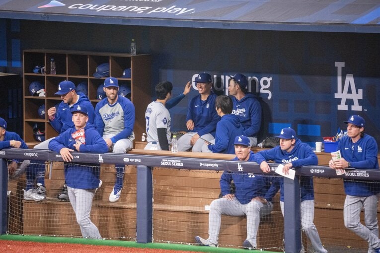 ベンチの様子（多数）。水原通訳の姿も　©Nanae Suzuki