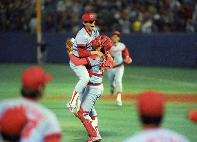 1986年、リーグ優勝を決めて捕手・達川と抱き合って喜ぶ津田　©︎Sankei Shimbun
