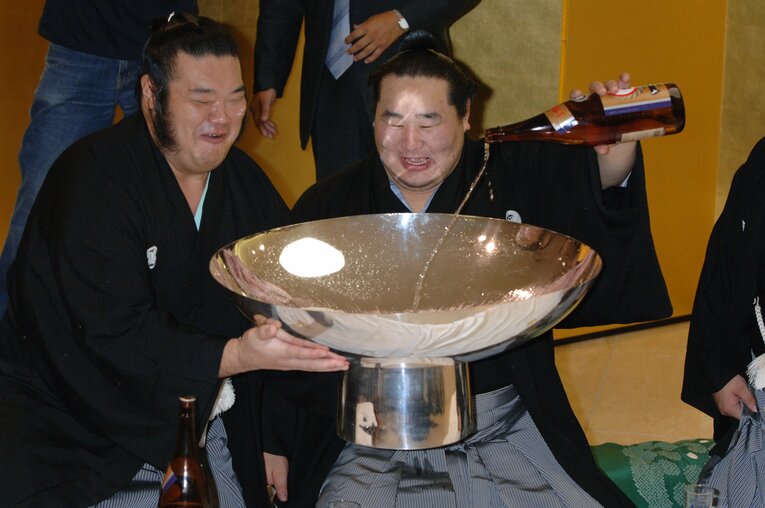 優勝後の美酒で大はしゃぎ（全13枚の4枚目）　©BUNGEISHUNJU