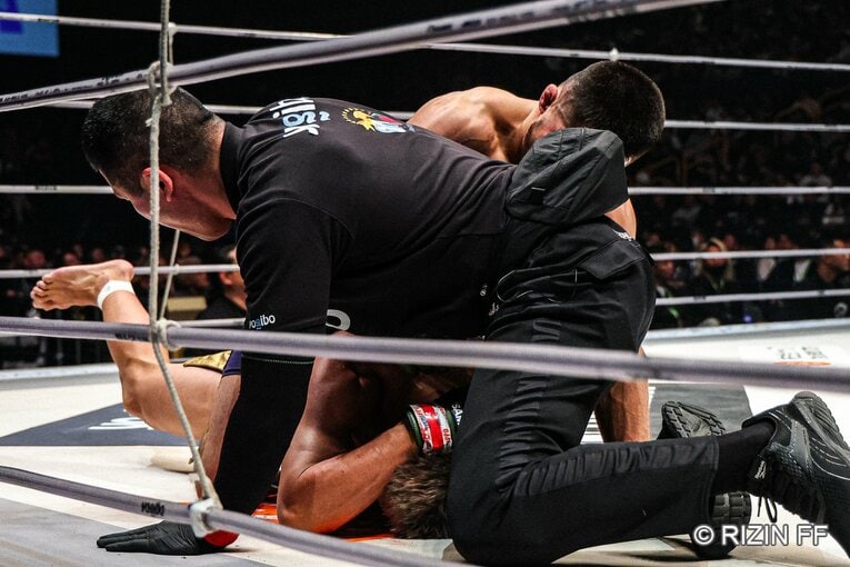 2ラウンド2分30秒、レフェリーが試合をストップした　©RIZIN FF