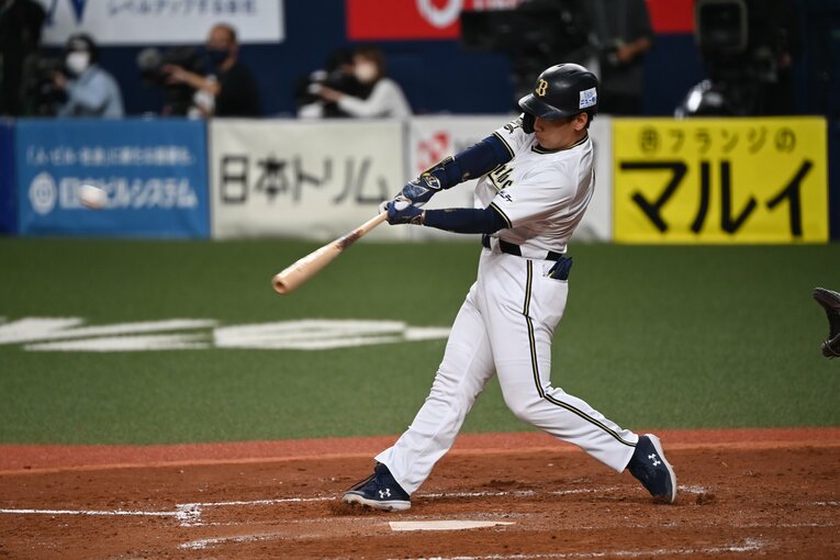 5回に今シリーズ初ホームランをバックスクリーンに放ったオリックス吉田　©Naoya Sanuki