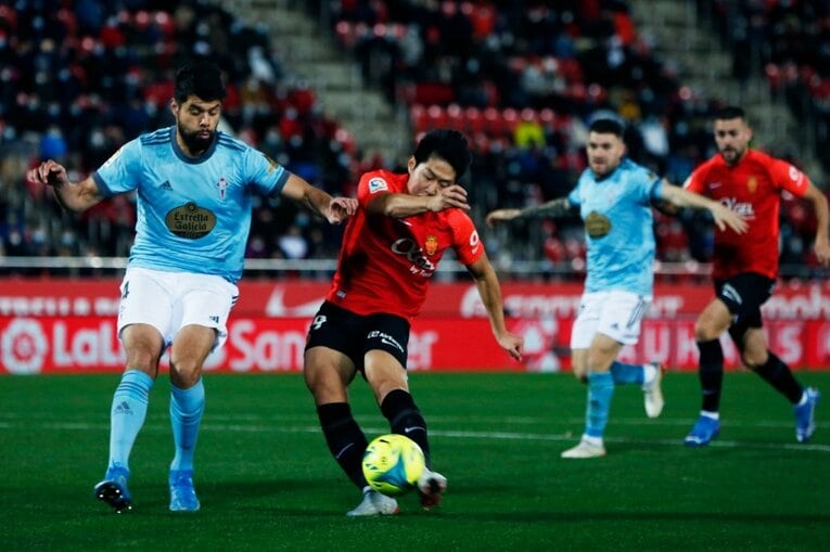 久保建英はなぜ“前節決勝点”なのに途中出場、ボールが回ってこなかったか… “試合展開と悪天候の不運”とは〈撮影者の視点〉(21)