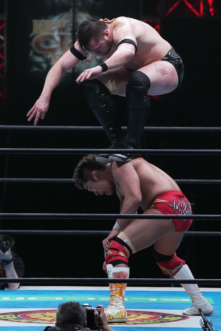 上村優也を踏みつけるカラム・ニューマン　©Essei Hara