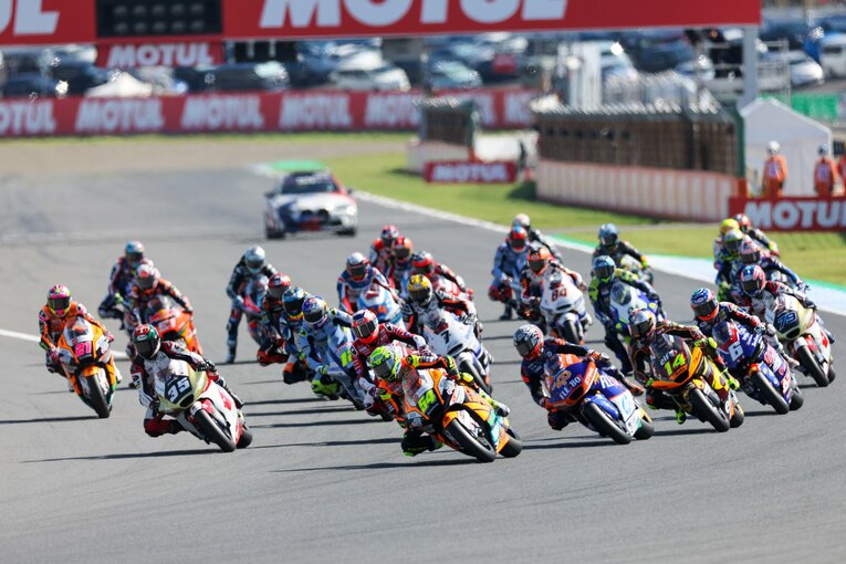 13番手からスタートした小椋（右端）　photograph by Satoshi Endo