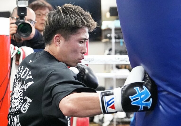 右フックをサンドバッグに打ち込む井上尚弥　©Naoki Fukuda