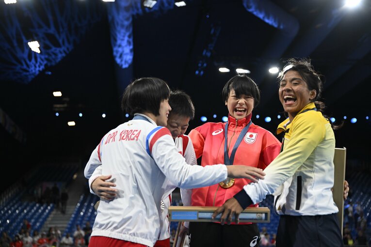 メダル獲得を喜ぶ選手たち　©Asami Enomoto/JMPA