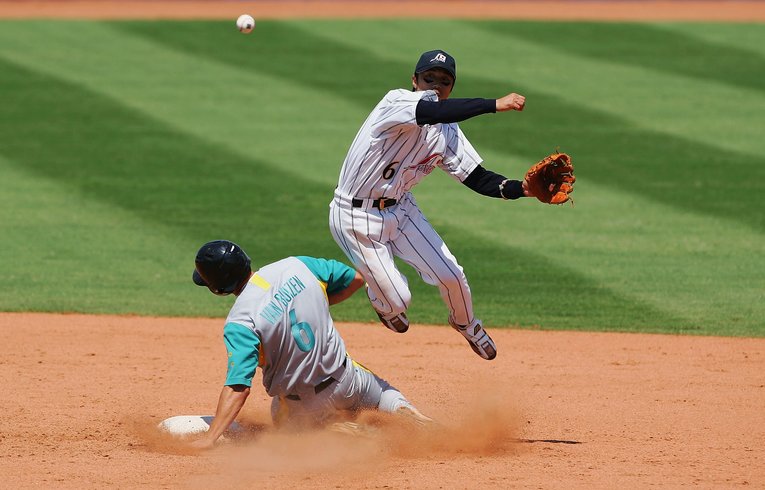 アテネ五輪で華麗な守備を見せる宮本慎也　©Getty Images