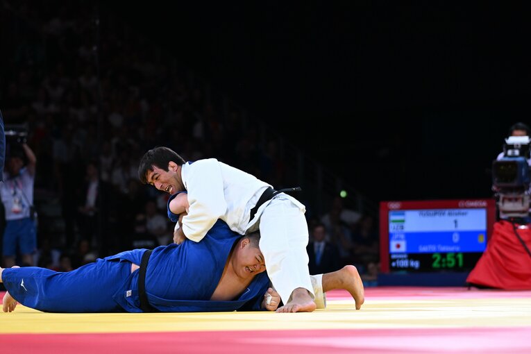 男子100kg超級、3位決定戦で斉藤（青）はユスポフに一本負け　©Naoya Sanuki/JMPA