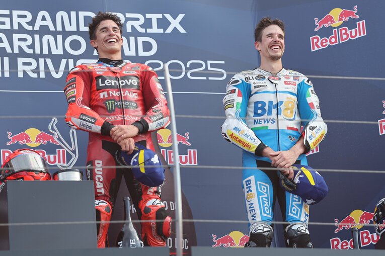 表彰台でのツーショットはもう当たり前となったマルケス兄弟　©Satoshi Endo