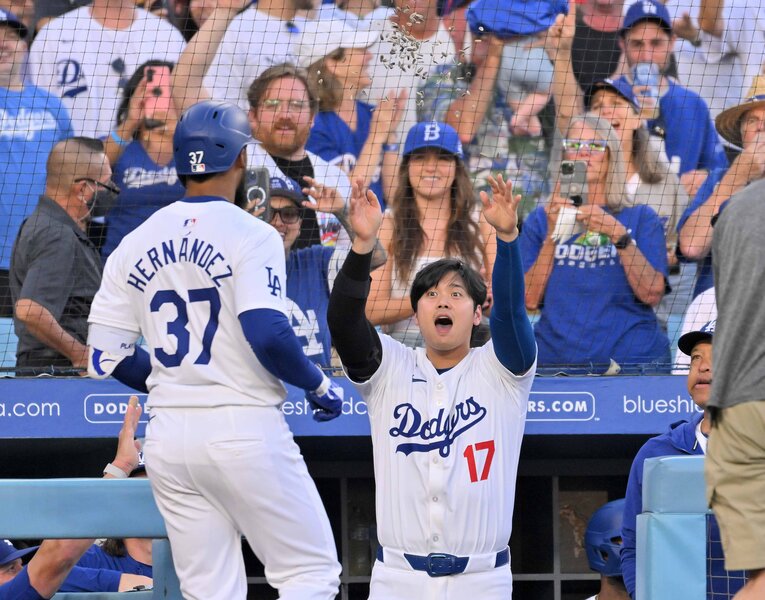 テオスカーにひまわりの種セレブレーションを敢行する大谷　©JIJI PRESS