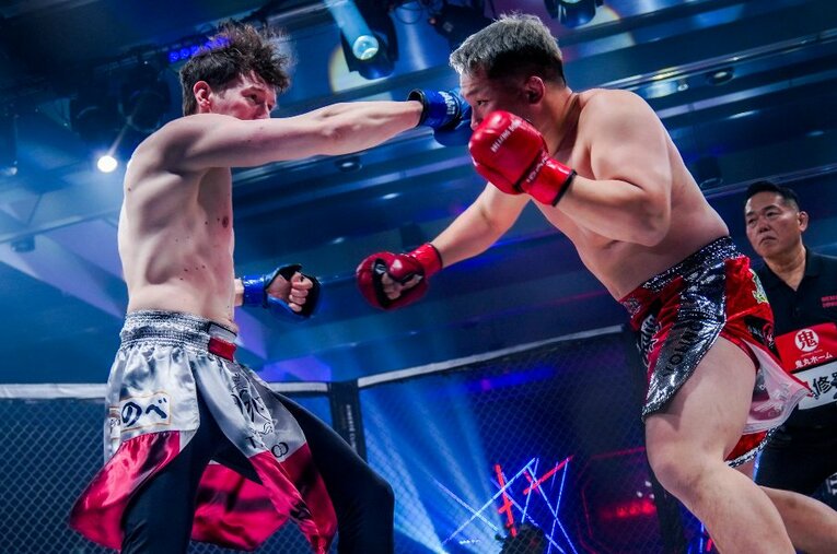 2月18日の『ブレイキングダウン11』にて対戦した川島悠汰（右）とポーランドの刺客 ／ photograph by BreakingDown