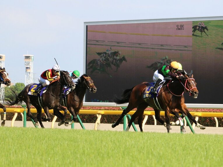 オークスでのラヴズオンリーユ―（右手前）とクロノジェネシス（左手前）