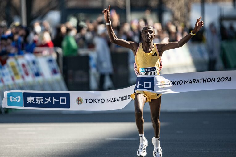 苦しんだ日本人選手とは裏腹に、優勝したキプルト（ケニア）は2時間2分16秒の世界歴代５位でフィニッシュ　©Nanae Suzuki