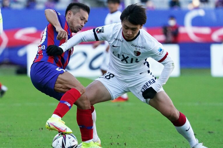 第33節のFC東京戦で決勝ゴールをあげた上田綺世。日本代表ではチームメイトとなる長友佑都と激しく火花を散らした ／ photograph by Getty Images