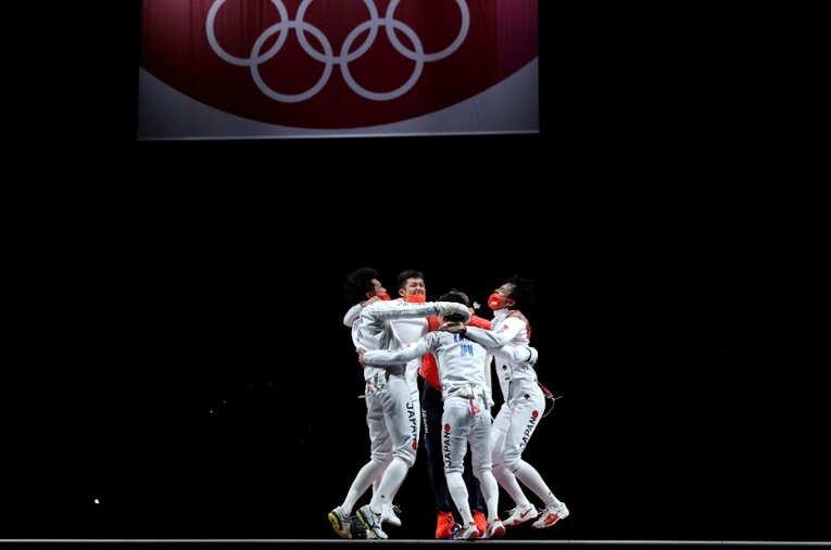 東京五輪フェンシング男子エペ団体で優勝した瞬間の日本チーム。Getty Imagesの女性カメラマン、エルザ・ガリソン氏が撮影 ／ photograph by Getty Images