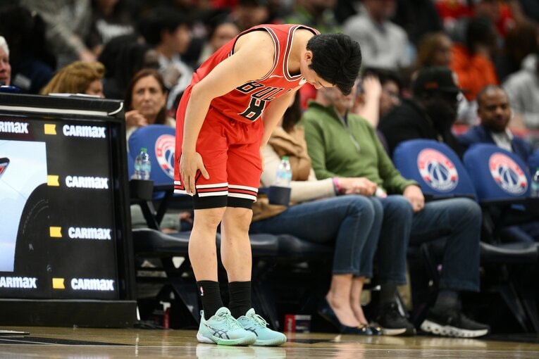一礼してからコートに入る河村勇輝　©︎AP/AFLO