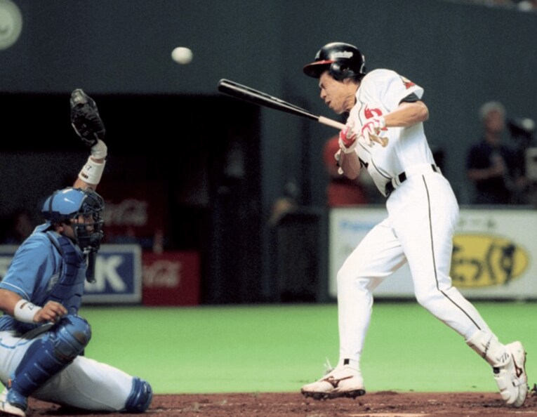 '99年9月8日、顔面に死球を受けた秋山だが、10日後には打席に戻った　©KYODO