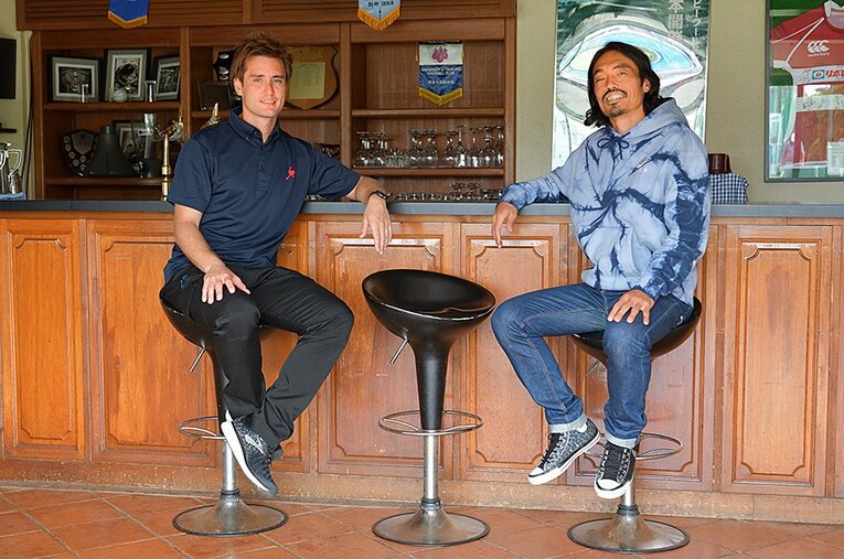 今回が初めての対談だったというY.S.C.C.横浜のシュタルフ悠紀リヒャルト監督（左）とFWの安彦考真 ／ photograph by Hideki Sugiyama