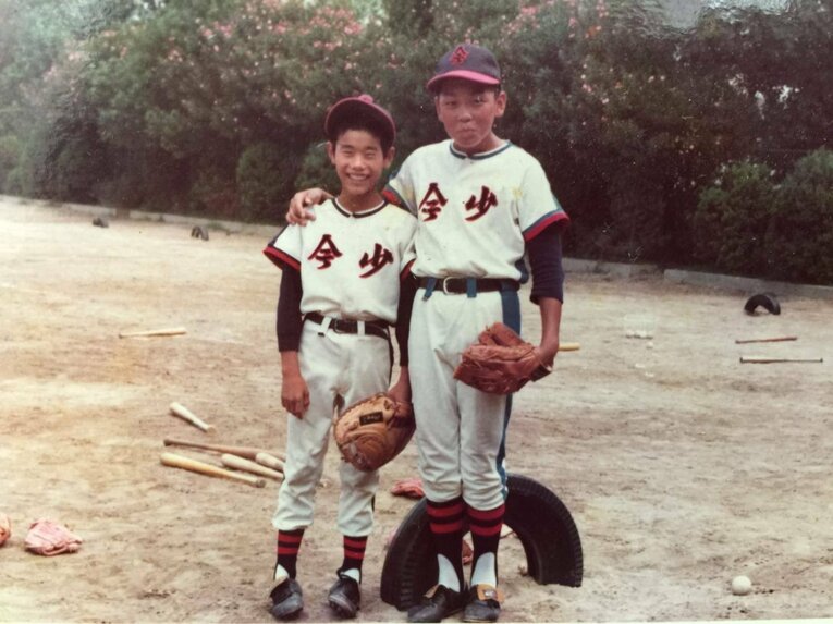 小学生時代の野中徹博（右）。当時から体が大きく、野球は飛び抜けてうまかった（本人提供）