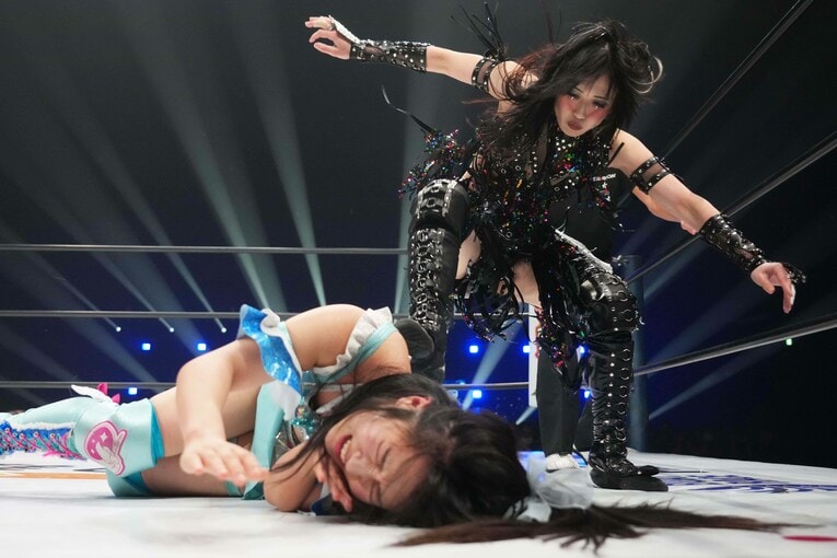 玖麗さやかを踏みつける上谷沙弥　©Essei Hara