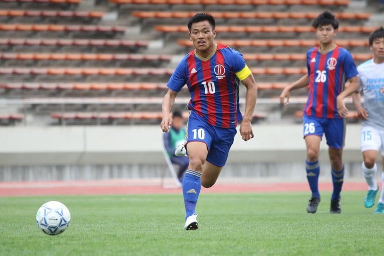 順天堂大でキャプテンマークを巻く旗手怜央　©︎Takahito Ando