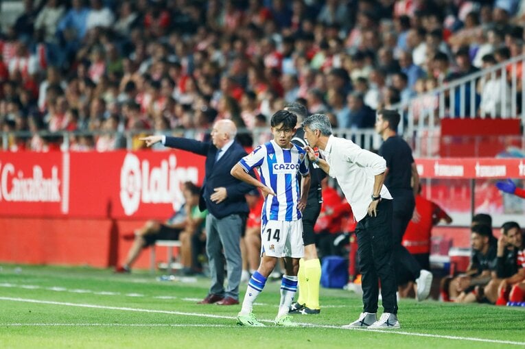 久保建英、ソシエダ同僚に「次は頼むよ」とウインク… カメラマンが収めた“1ゴール1アシスト＋余裕・信頼度アップの決定的瞬間”(27)