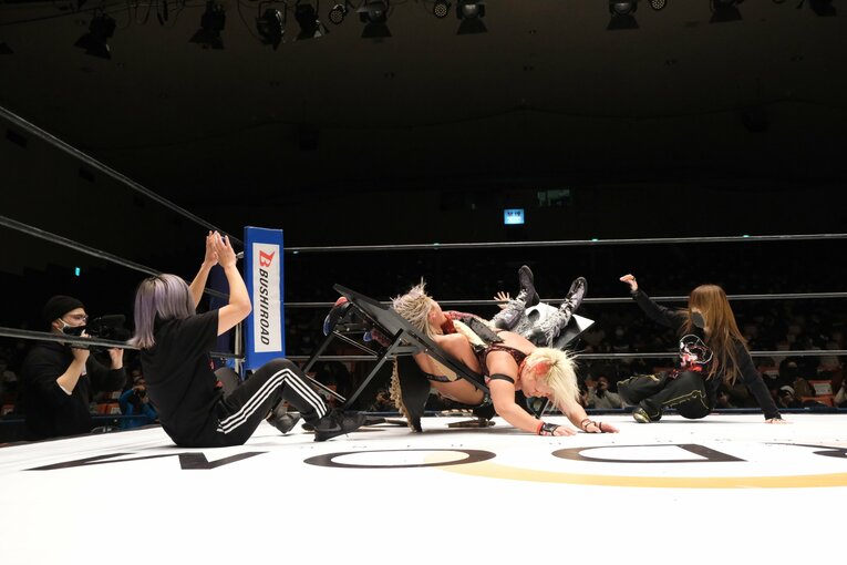 ジュリア（左）と刀羅ナツコ