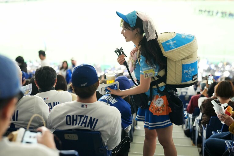 「1杯900円」という値段の安さも米国記者の間では話題に。ドジャースタジアムなら1杯3000円以上はかかるという　©Getty Images