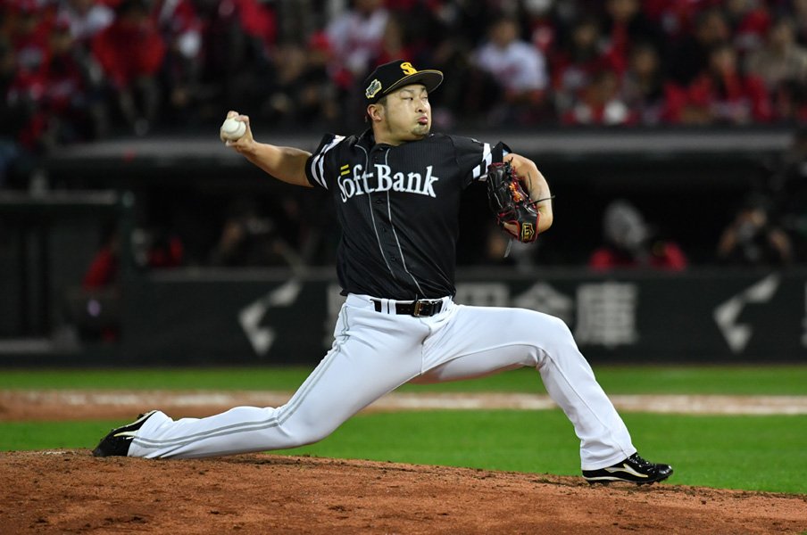 鷹の守護神・森唯斗の球筋は必見。1球ごとに「性格」がある魔球とは。<Number Web> photograph by Kyodo News
