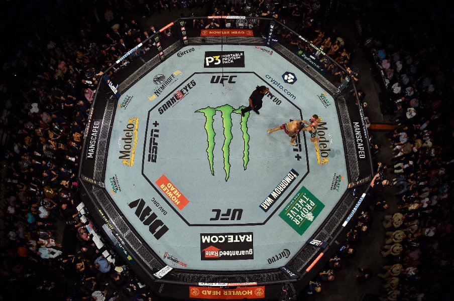 <RIZIN>“朝倉未来を落とした男”がさらに有利に? 金網に囲まれて戦う《ケージ》導入で格闘技界はどう変わるのか<Number Web> photograph by Getty Images