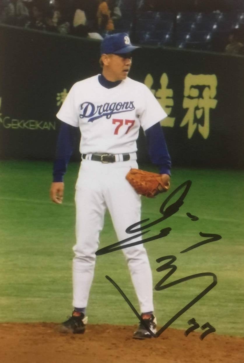 プロ野球OBチームの試合で中日のユニフォームを着る野中徹博（本人提供）