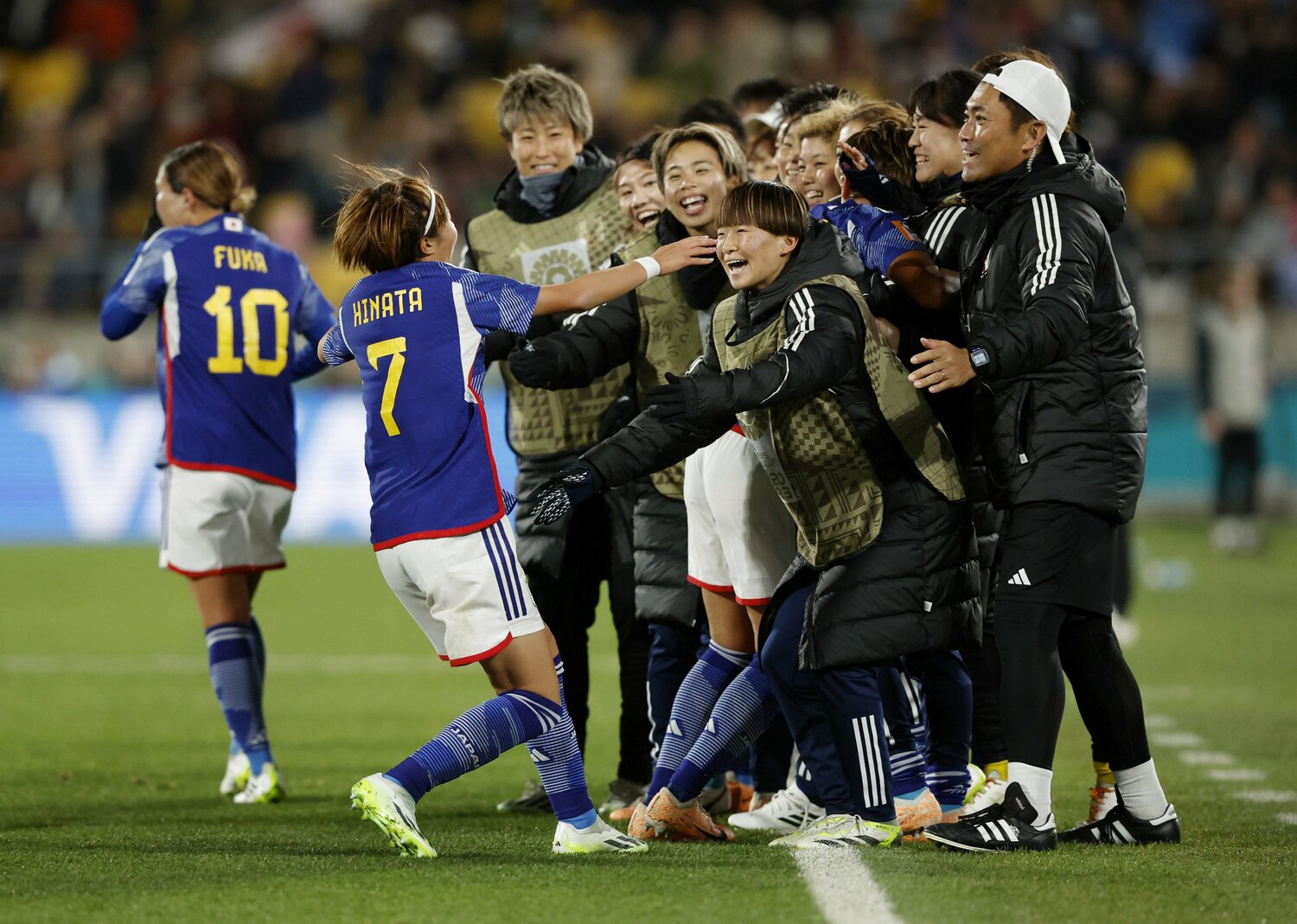宮澤ひなた（7番）のゴールをベンチメンバー全員で祝福するなでしこジャパン。短期決戦に必須な一体感は生まれつつある　©︎Reuters/AFLO