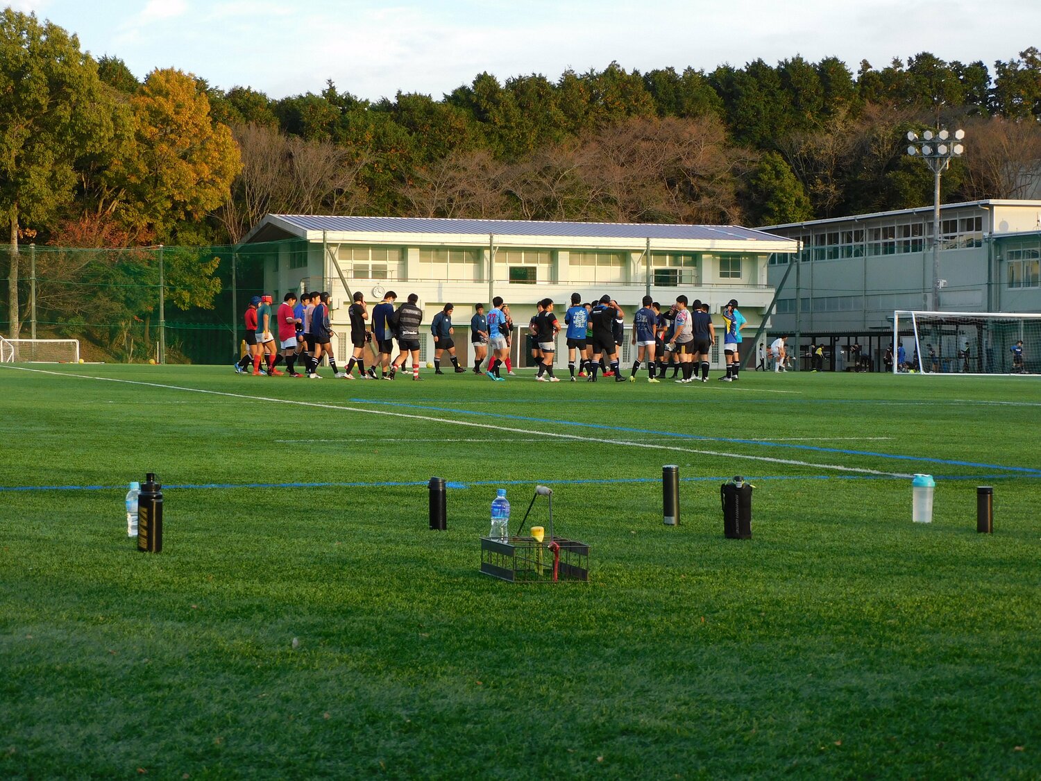 整然と並んだ水筒　©Jun Aida